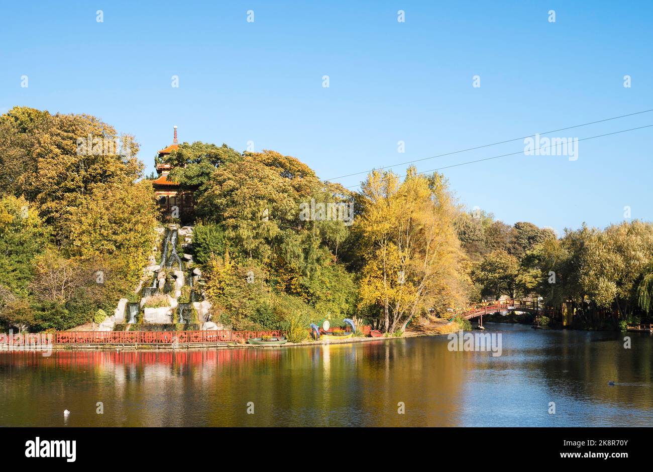 La cascada y la pagoda en Peasholm Park, Scarborough, North Yorkshire, Inglaterra, Inglaterra, REINO UNIDO Foto de stock