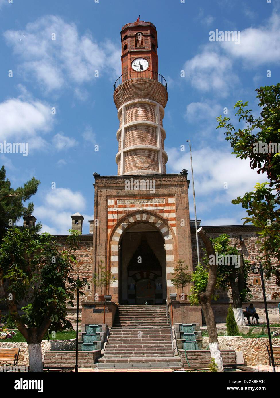 La Torre del Reloj, situada en la ciudad de Merzifon en Turquía, fue construida en 1866. Foto de stock