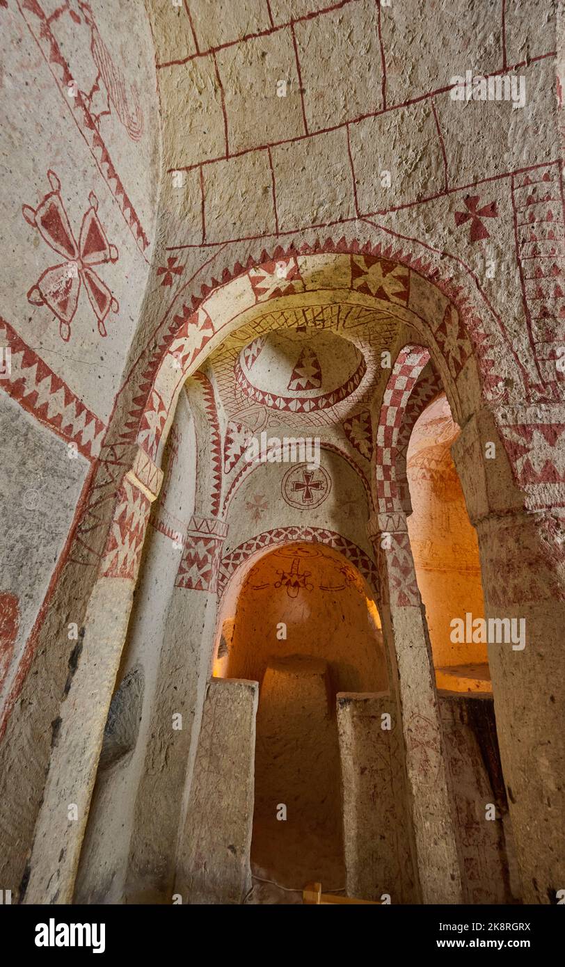 Iglesia de San Basilio, iglesia subterránea en Goreme museo al aire libre, Capadocia, Anatolia, Turquía Foto de stock