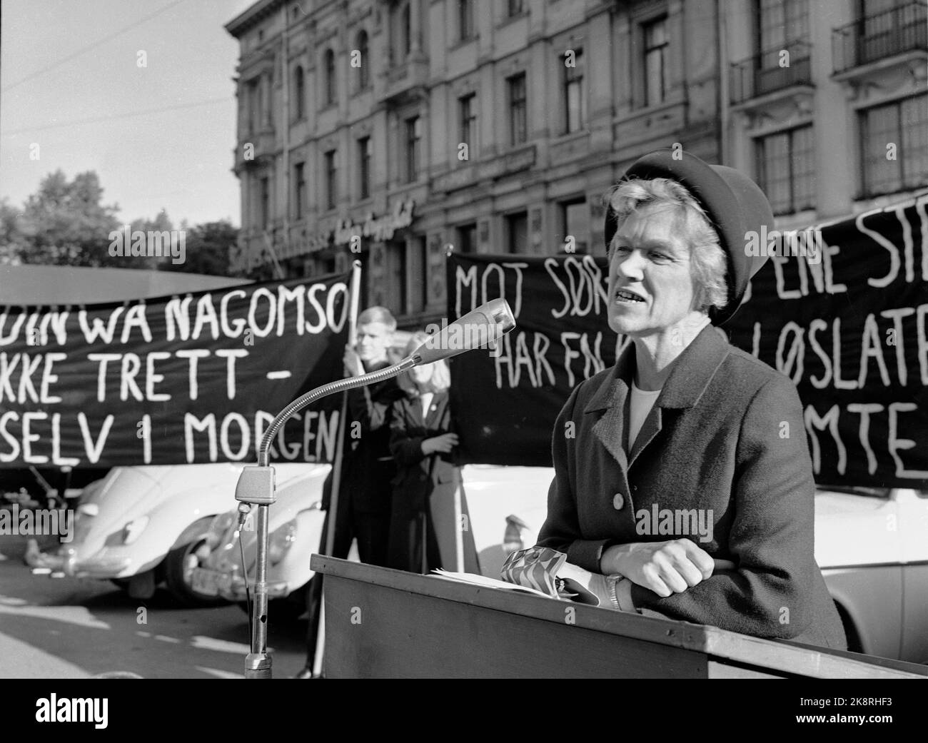 Oslo 19640612 Manifestación de simpatía por el sudafricano Nelson Mandela en Stortorget. El representante de Storting, Aase Lionæs, habla. Apartheid. Foto: NTB / NTB Foto de stock