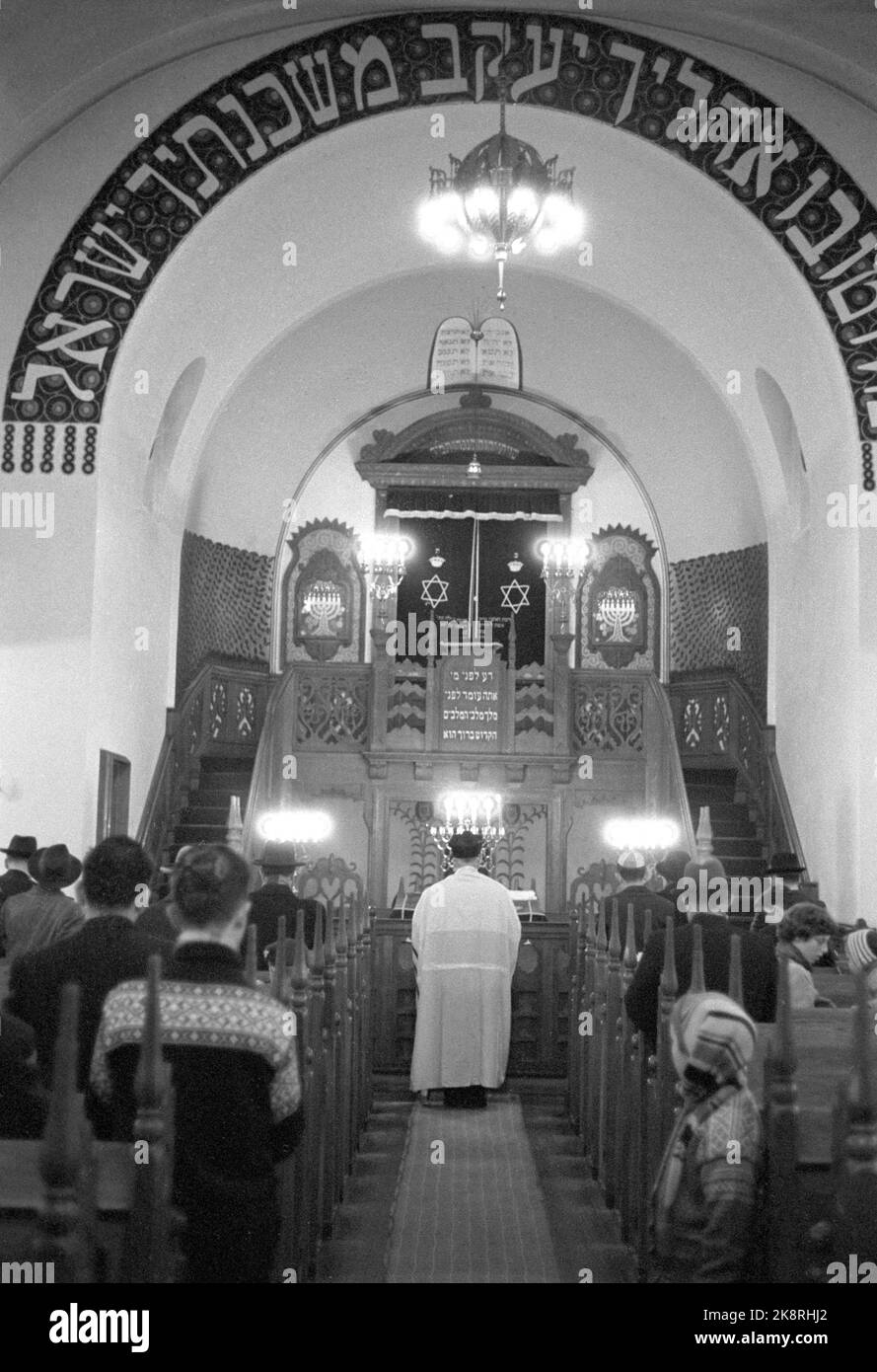 Oslo 19601128 Chanukka dura hasta Semana Santa. La fiesta de Chanukka ha comenzado - la fiesta de la luz judía. Durante ocho días, los judíos duran más. De la celebración en la sinagoga de la comunidad religiosa Mosaica de Oslo. Servicio religioso. Foto: Sverre A. Børretzen / Actual / NTB Foto de stock