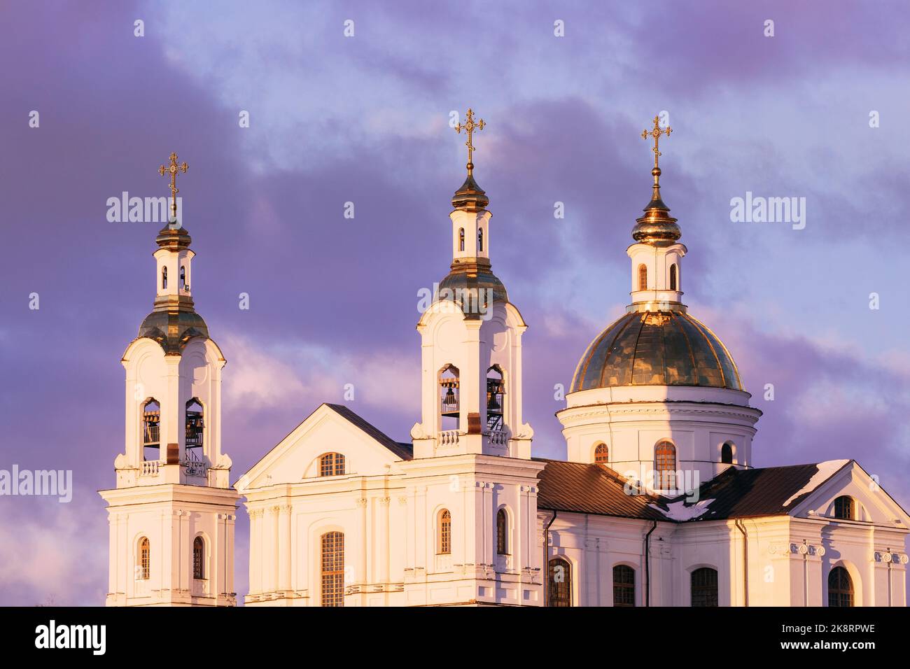 Vitebsk, Bielorrusia. Colores suaves. Catedral en el fondo Toned Cloudy Sky. Vista por la mañana del famoso punto de referencia es la Iglesia Catedral de la Asunción en la Ciudad Alta Foto de stock