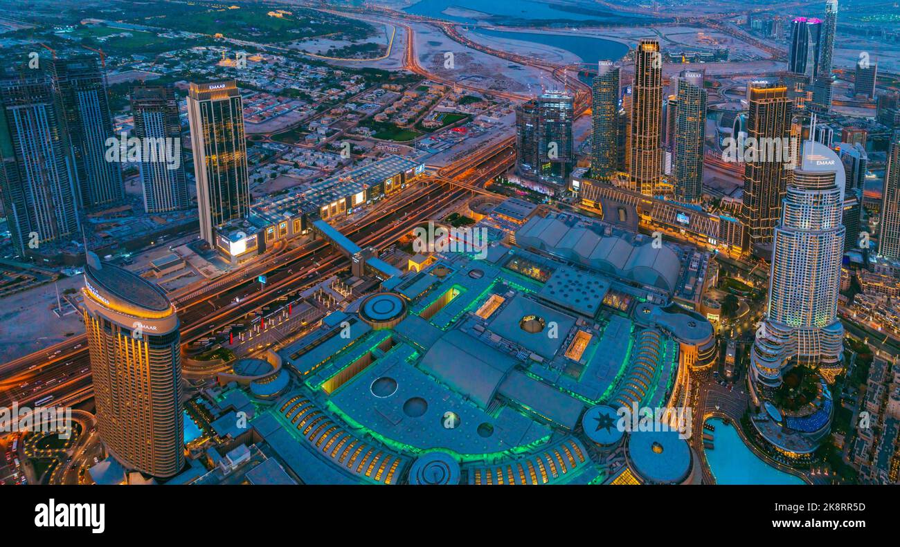 Dubai, EAU, Emiratos Árabes Unidos - 25 de mayo de 2021: Vista aérea de la noche Vista panorámica de la noche de rascacielos. Tráfico nocturno en el distrito residencial de entrada Foto de stock
