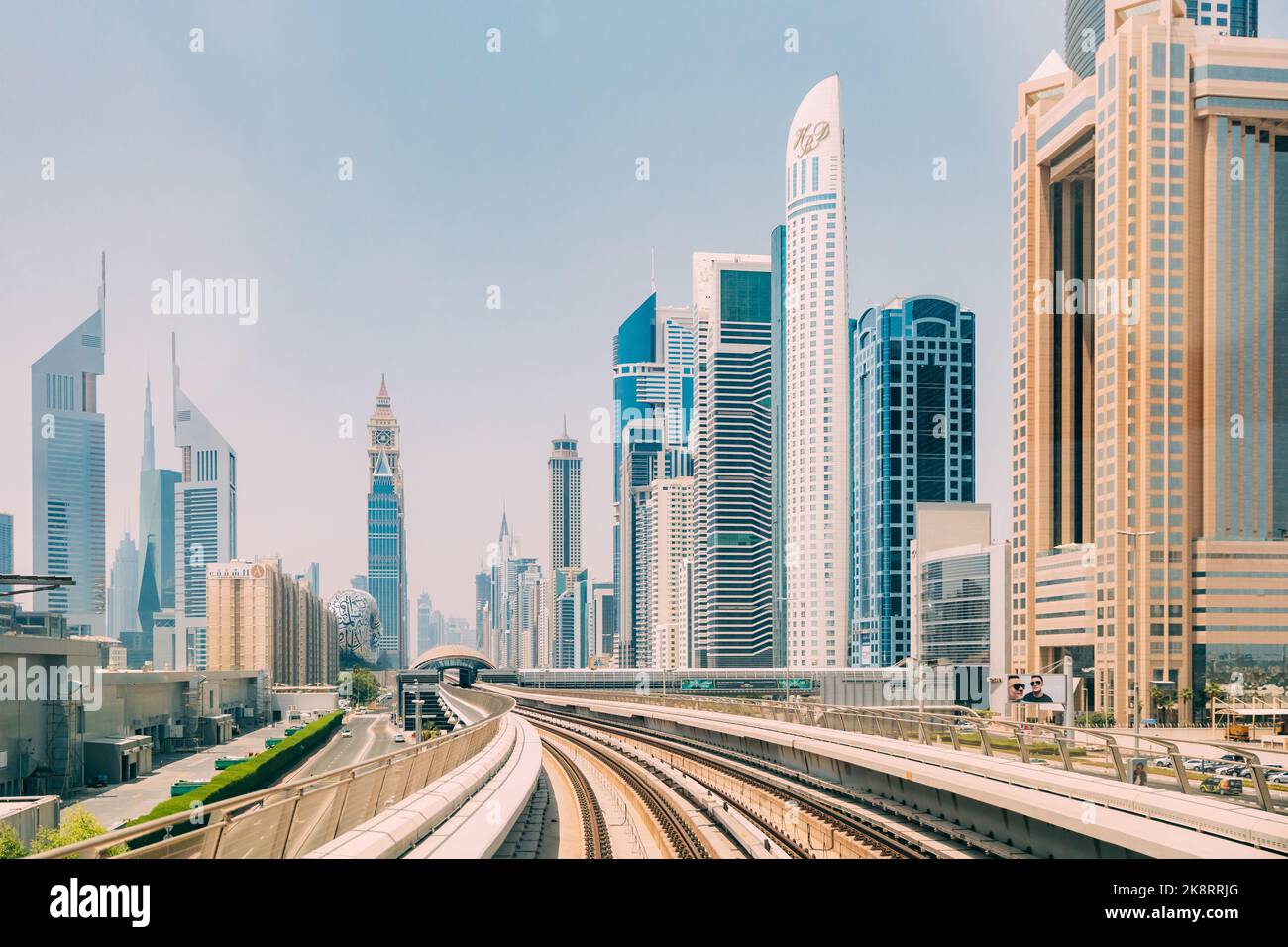 Dubai, EAU, Emiratos Árabes Unidos - 28 de mayo de 2021: Metro carretera entre rascacielos de vidrio en Dubai. Ferrocarril metropolitano entre rascacielos de vidrio en Dubai Foto de stock