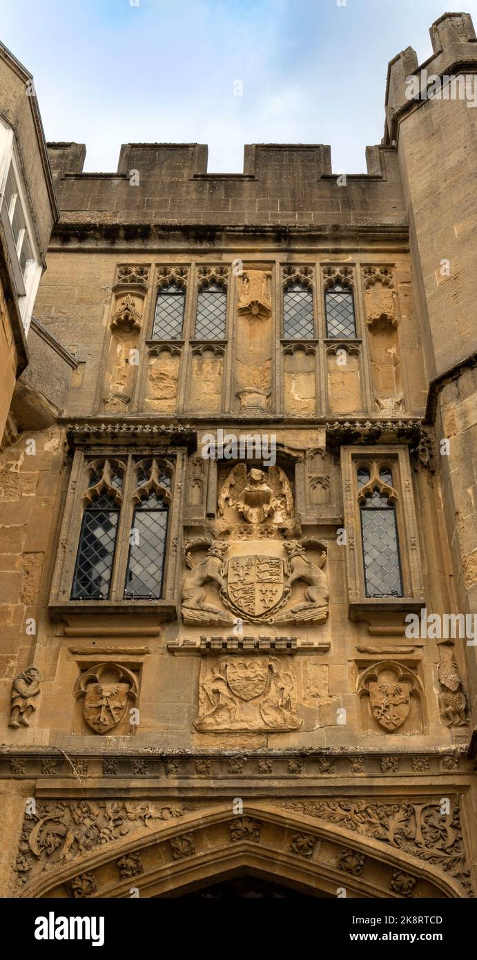 Vista de ángulo bajo de la Puerta de los Paupers, también conocida como el pórtico sin pene en la ciudad de la catedral de Wells en Somerset, Inglaterra, Reino Unido. Foto de stock