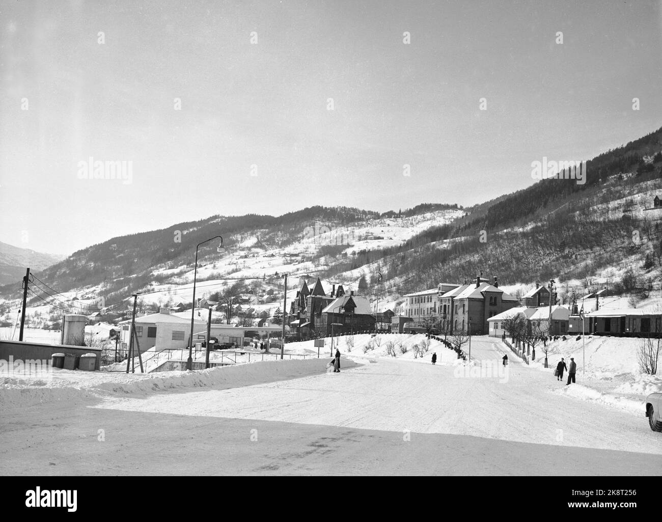Voss 19550212. Voss, municipio masculino del condado de Hordaland. Aquí verá la estación de tren a la derecha en la imagen. Foto: Jan Stage Foto de stock