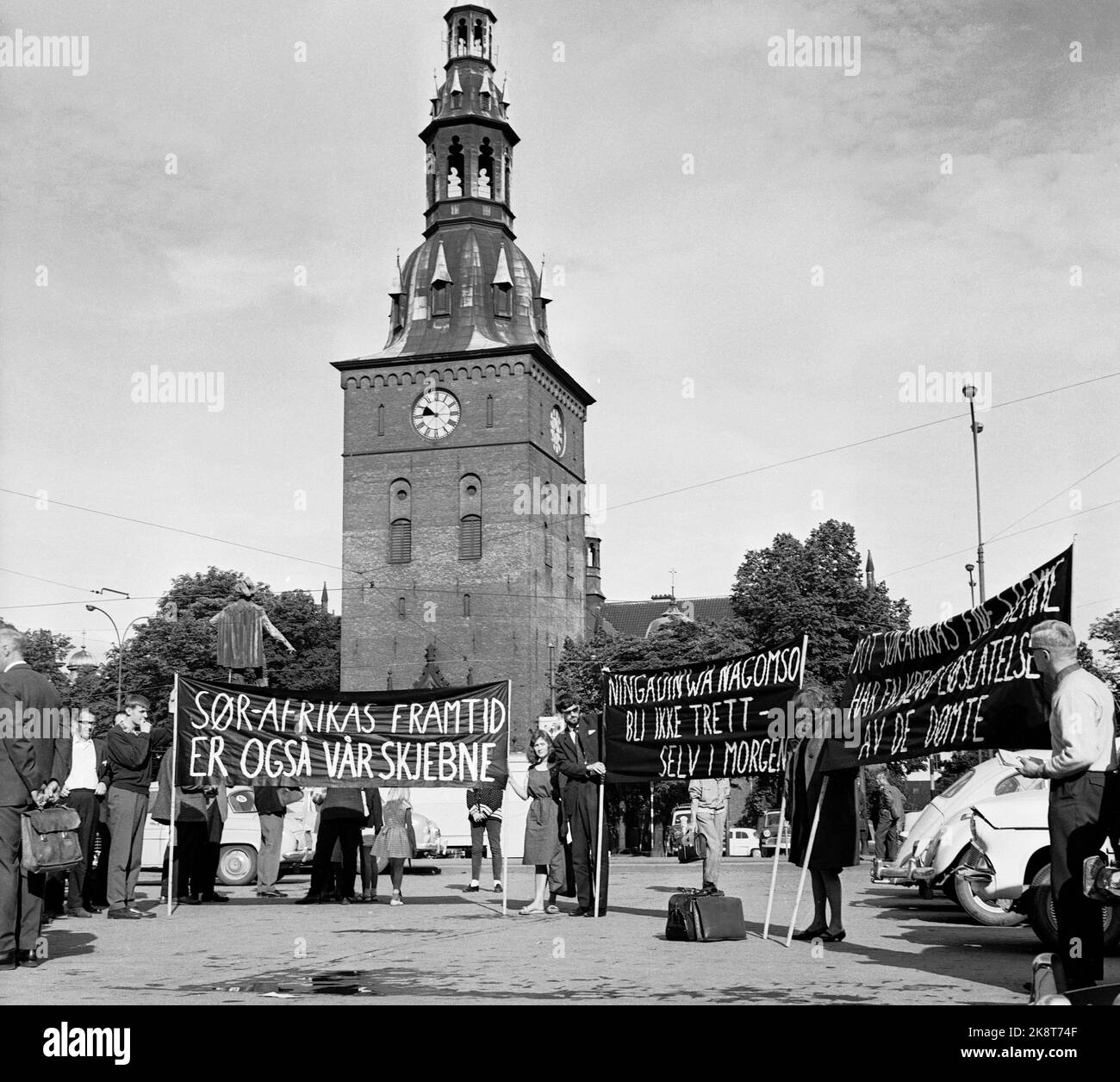 Oslo 19640612 Manifestación de simpatía por el sudafricano Nelson Mandela en Stortorget. Cartel con el texto 'El futuro de Sudáfrica es también nuestro destino' en el fondo. Apartheid. Foto: NTB / NTB Foto de stock