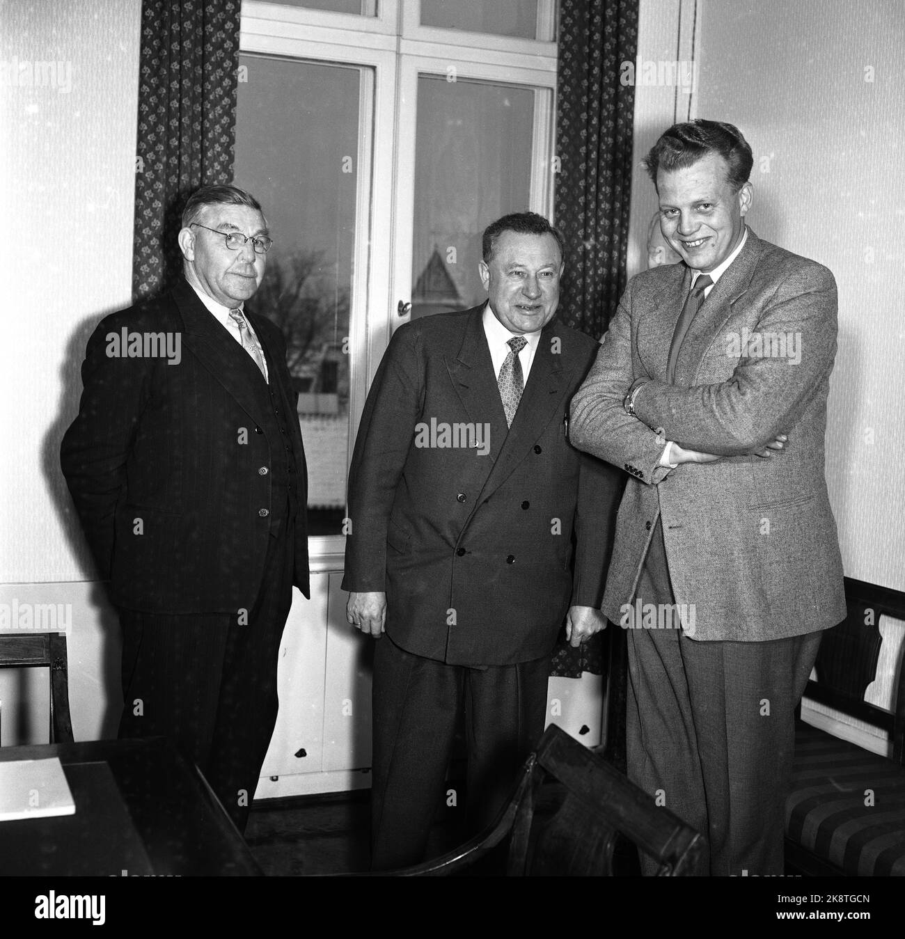 Oslo 1956 Fomann en la Asociación de Agricultores y Pequeños Agricultores, Ole E. Noem, el Ministro Gunnar Bråthen y el presidente de Bondelaget, Hallvard Eika T.H. Los precios de la agricultura deberían discutirse. El gran acuerdo económico de esta primavera se acerca a pasos rápidos. Tanto los salarios como los precios, así como todo el desarrollo económico, entran en escena. La revisión arancelaria incluye a casi 300.000 trabajadores. Sin embargo, no es posible formular requisitos salariales. En primer lugar, hay que saber más sobre la evolución de los precios en general, los precios agrícolas y más. Photo Aage Storløkken / Actual / NTB Foto de stock