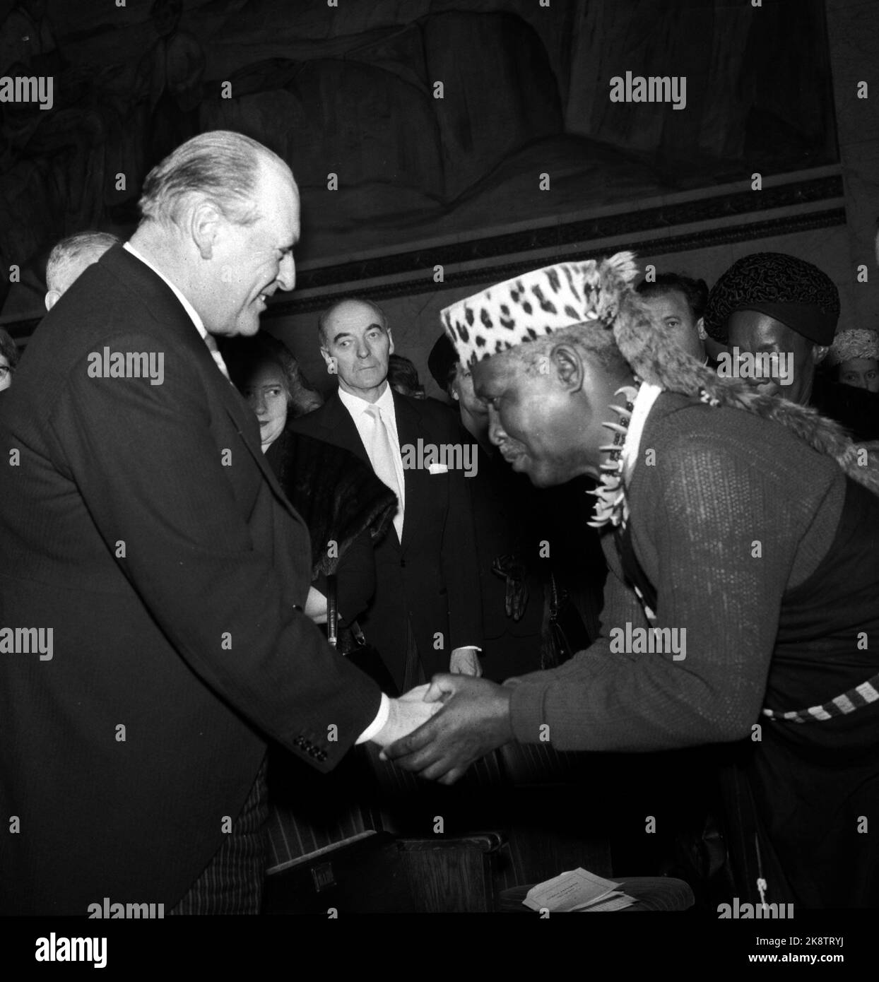 Premio nobel de la paz 1960 a albert john lutuli fotografías e imágenes