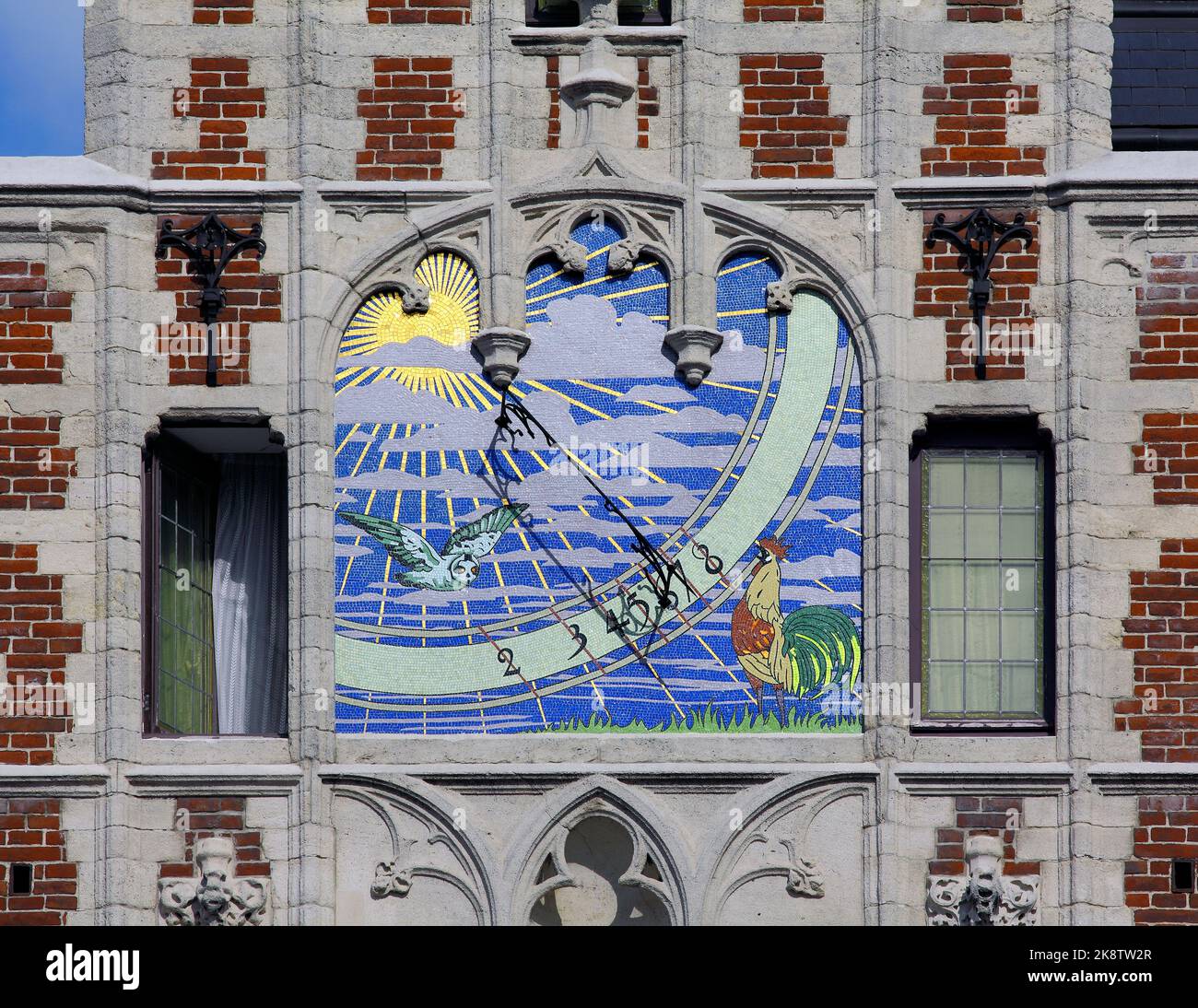 Un reloj de sol de mosaico en lo alto del lado del antiguo edificio de la farmacia Delacre, 66 Koudenberg, Bruselas. Foto de stock