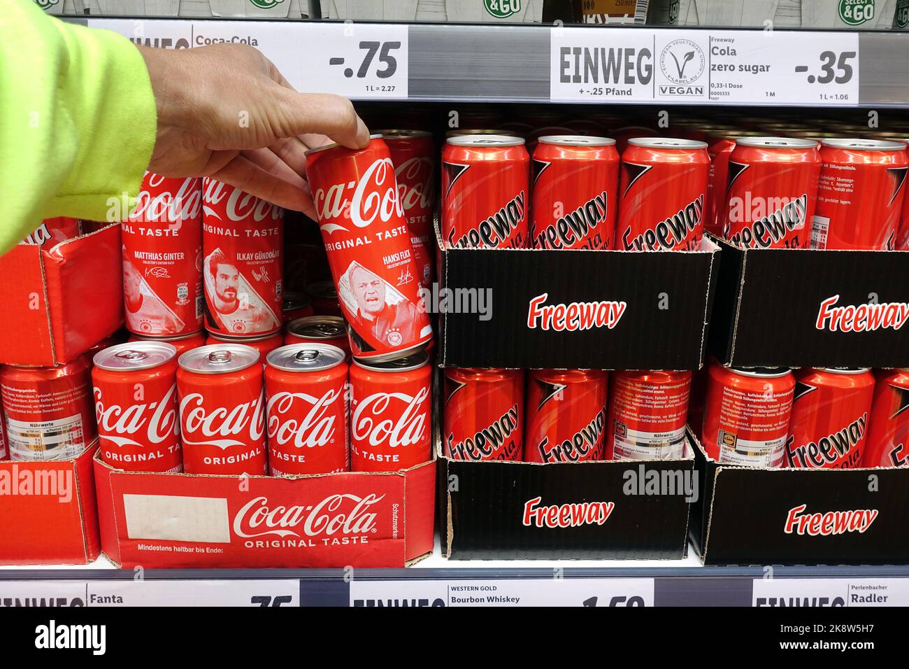 Coca-Cola y Freeway Cola en un supermercado Lidl Foto de stock