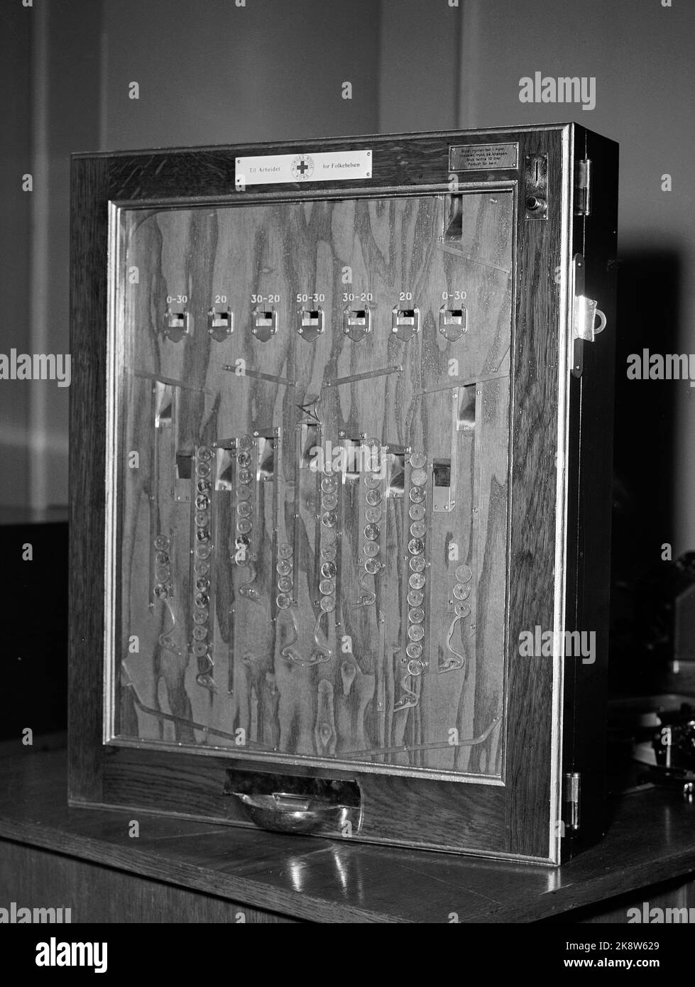 Oslo 19530703 Máquina tragaperras para juegos de azar bajo los auspicios de la Cruz Roja / Salud Pública. 'Knipskasse' con diez céntimos de esfuerzo. FOTO: VALLDAL / NTB / NTB Foto de stock