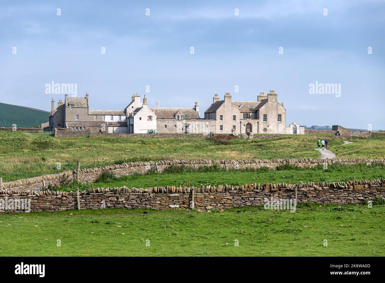 Skaill House, Skara Brae, asentamiento neolítico construido en piedra, situado en la Bahía de Skaill , Neolítico, Continental, Orcadas, Escocia, REINO UNIDO Foto de stock