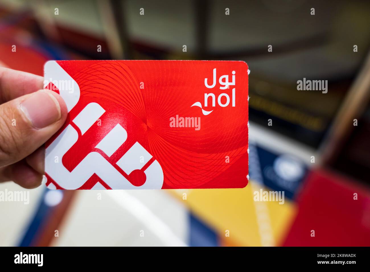 Dubai, EAU - 2022 de octubre: TARJETA NOL en Dubai. Nol Card es una tarjeta de emisión de boletos electrónicos para Dubai Metro, el metro más largo del mundo completamente automatizado Foto de stock