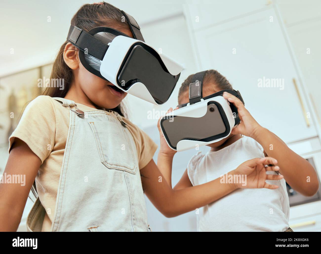 VR, juegos para niños y visión cibernética, metaverse y medios de fantasía  para la educación en videojuegos, la innovación en iot y el futuro  creativo. Niños emocionados, virtuales Fotografía de stock -