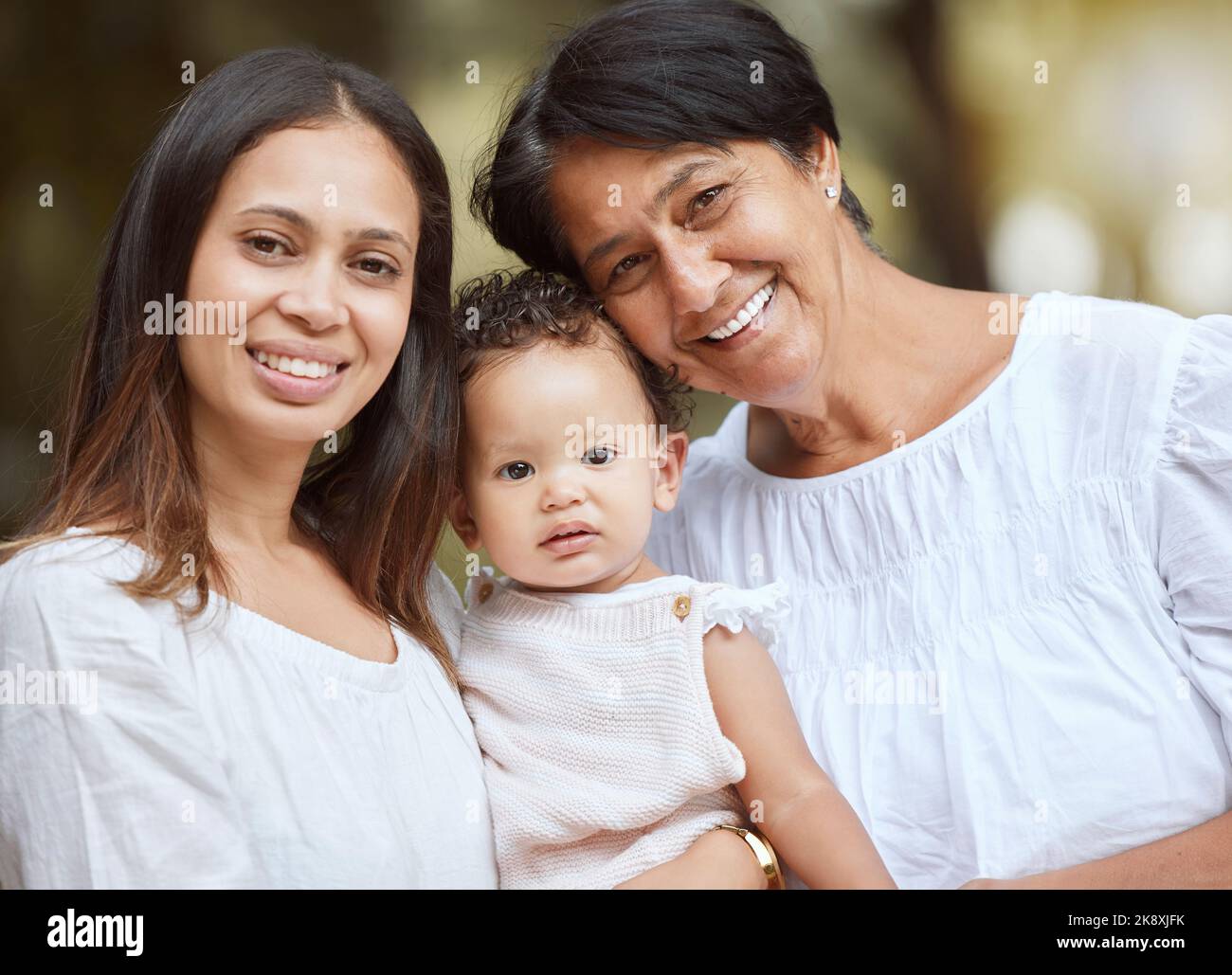 Retrato de familia, amor y parque con bebé, madre y abuela Relájese, sonría y enlace en la naturaleza en México. Feliz familia, mujeres y chica disfrutando de la diversión Foto de stock