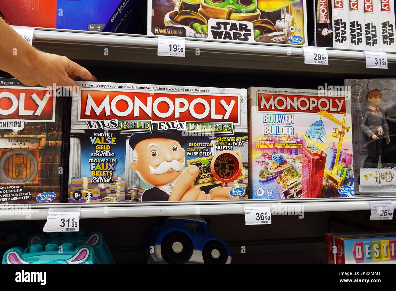 Juegos de mesa Monopoly en una tienda Foto de stock