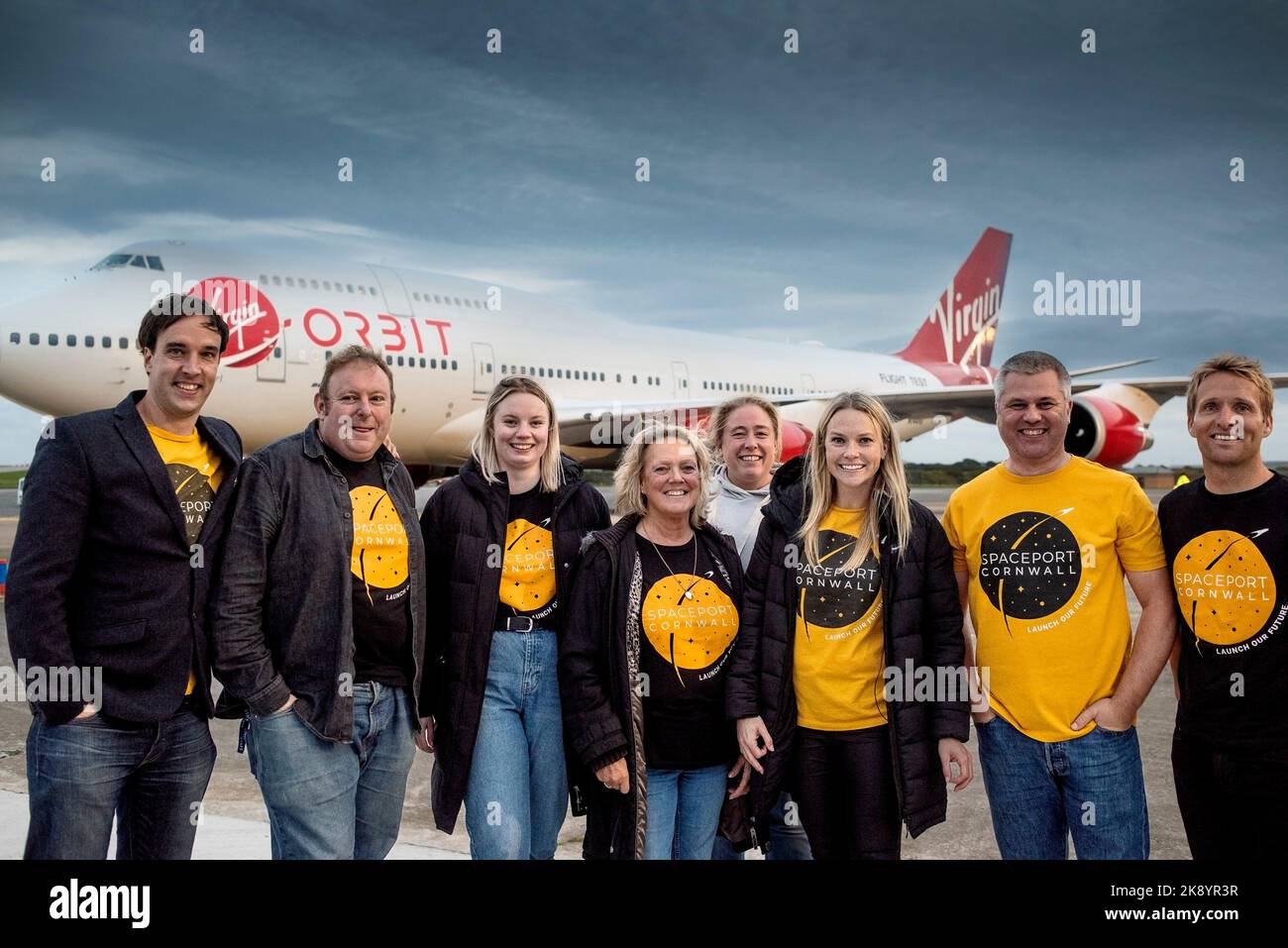 Una encantadora Melissa Thorpe, Directora de Spaceport Cornwall (3rd desde la derecha) y algunos de su equipo celebran la llegada de Virgin Orbit, Cosmic Gir Foto de stock