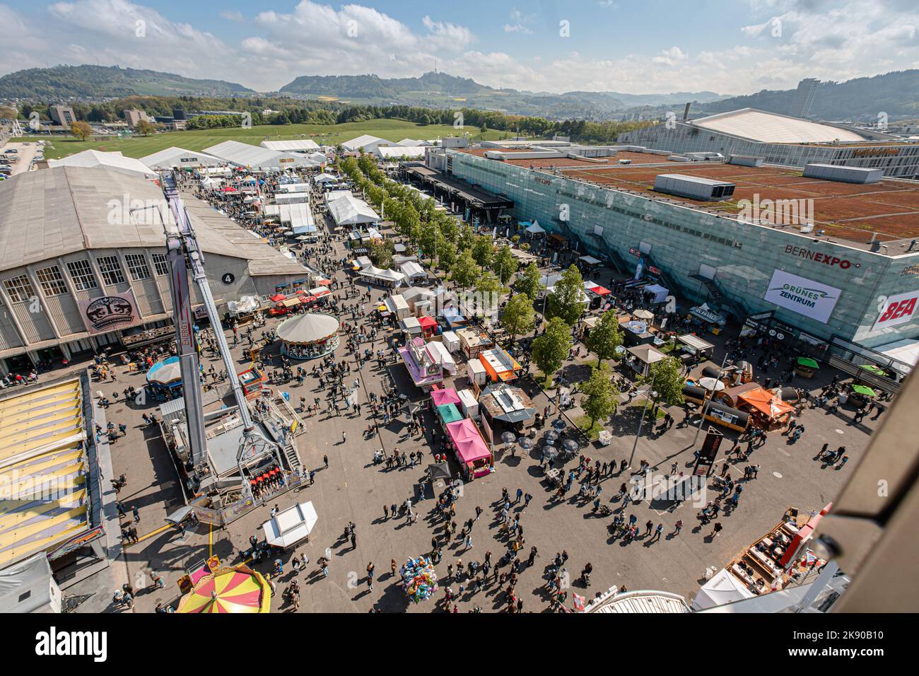 Una vista aérea de la gente caminando por la exposición BEA en Suiza en un día soleado Foto de stock