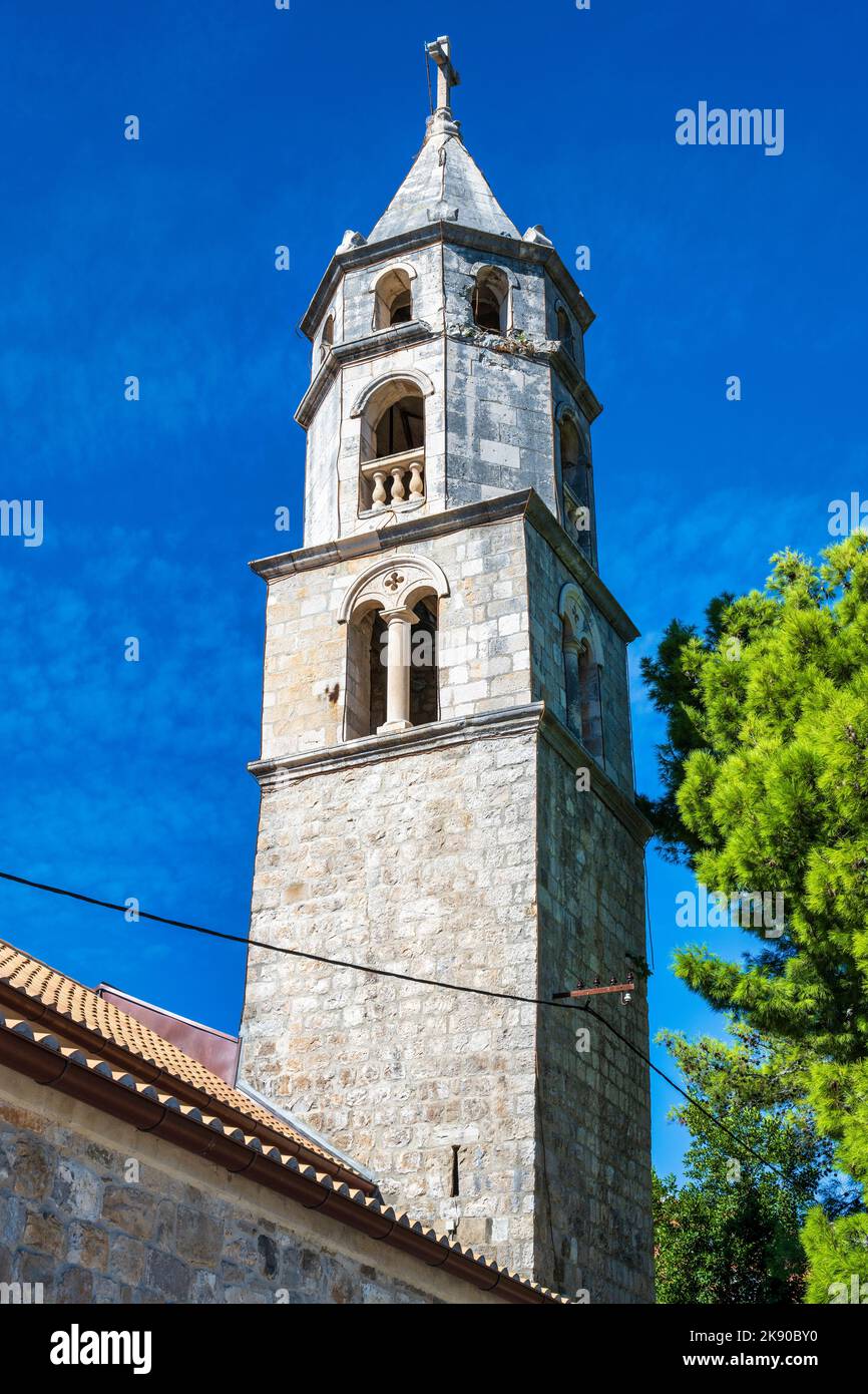 Campanario de la Iglesia de Nuestra Señora de las Nieves en la pintoresca ciudad de Cavtat en la costa dálmata de Croacia Foto de stock