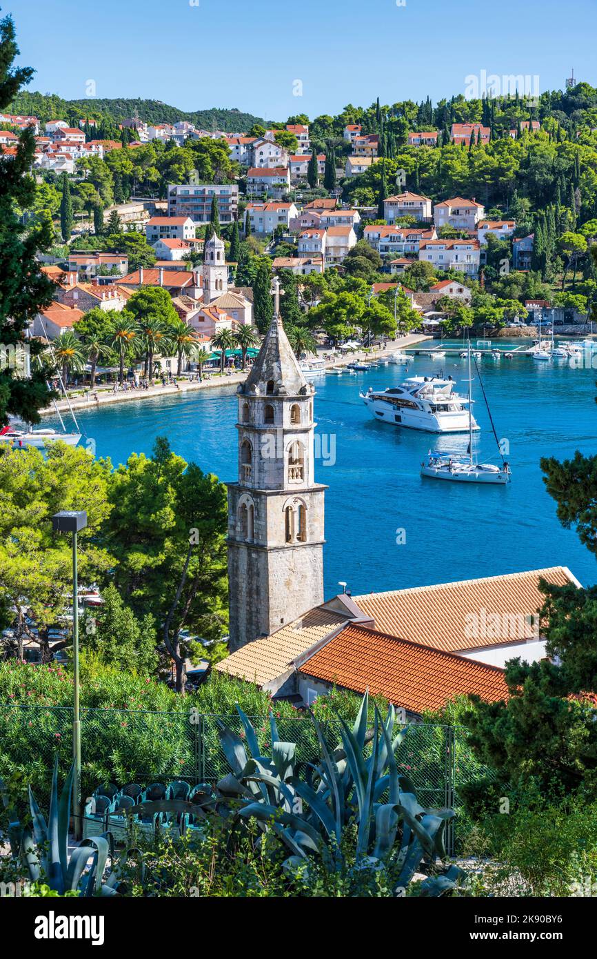Campanario de la Iglesia de Nuestra Señora de las Nieves con Cavtat frente al mar en el fondo – Cavtat en la costa dálmata de Croacia Foto de stock