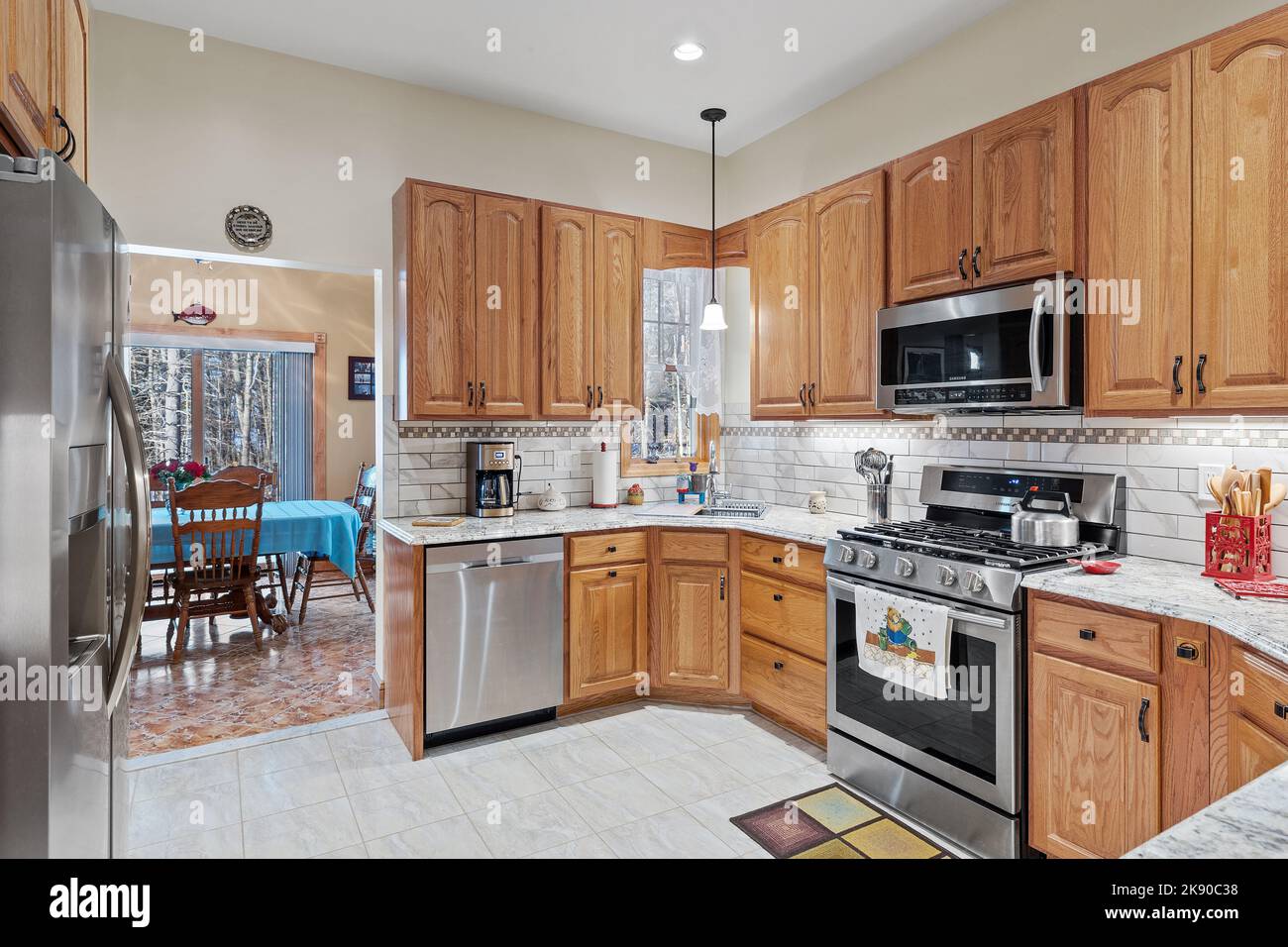 Un hermoso interior rústico de la cocina con armarios de madera y  electrodomésticos de plata Fotografía de stock - Alamy