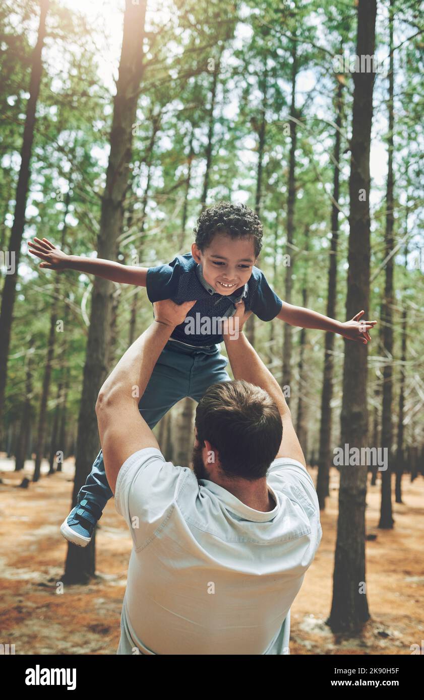 Bosque, la adopción y el amor de padre de levantamiento hijo para jugar