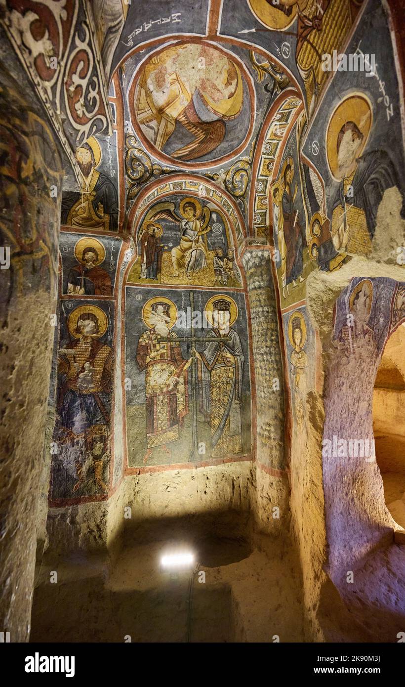 Vista interior de un magnífico fresco en la iglesia oscura, museo al aire libre Karanlık Kilise in goreme, Capadocia, Anatolia, Turquía. Foto de stock