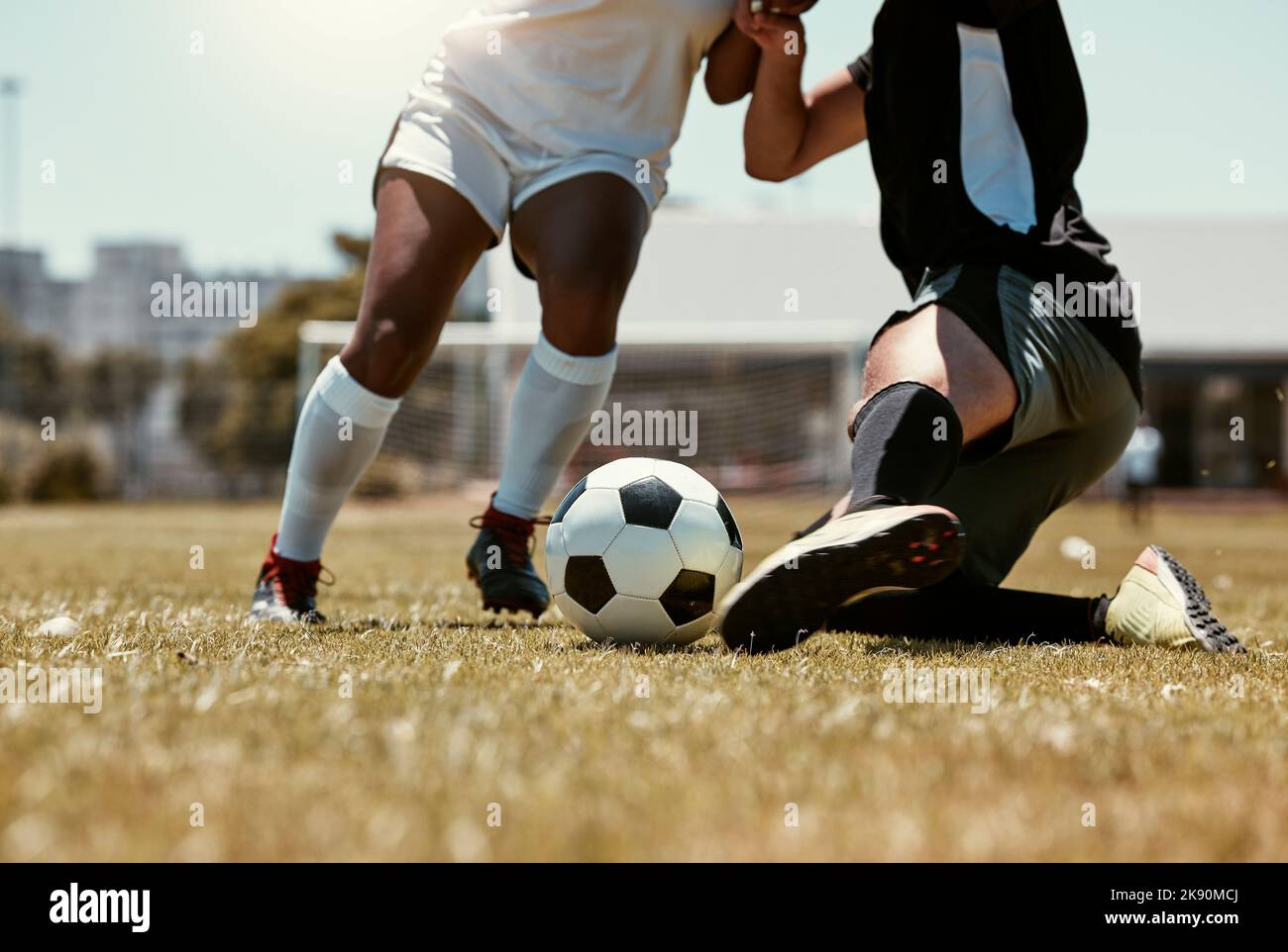 Fútbol para niños - jóvenes futbolistas piernas con zapatillas y calcetines  de fútbol Fotografía de stock - Alamy