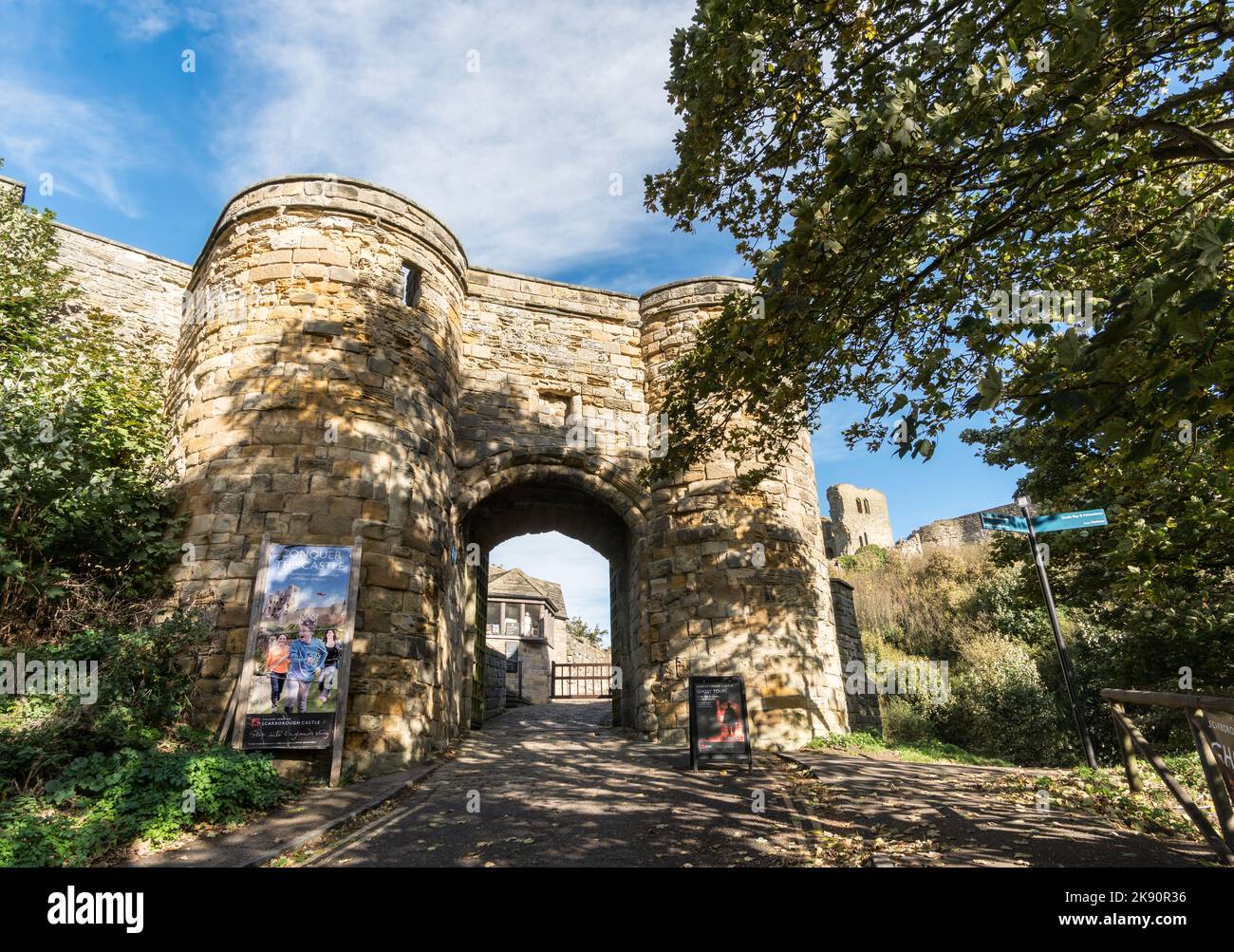 La entrada al castillo de Scarborough, en North Yorkshire, Inglaterra, Reino Unido Foto de stock