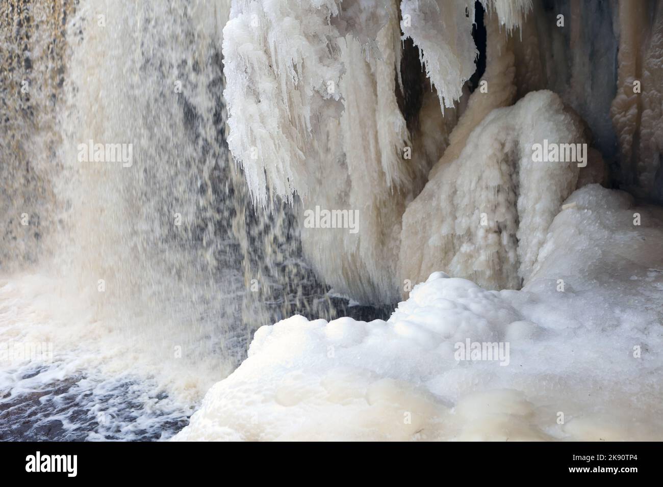 bloques de hielo en la cascada y hielo. enorme flujo de agua helada cuelga sobre una roca, nieve de invierno Foto de stock