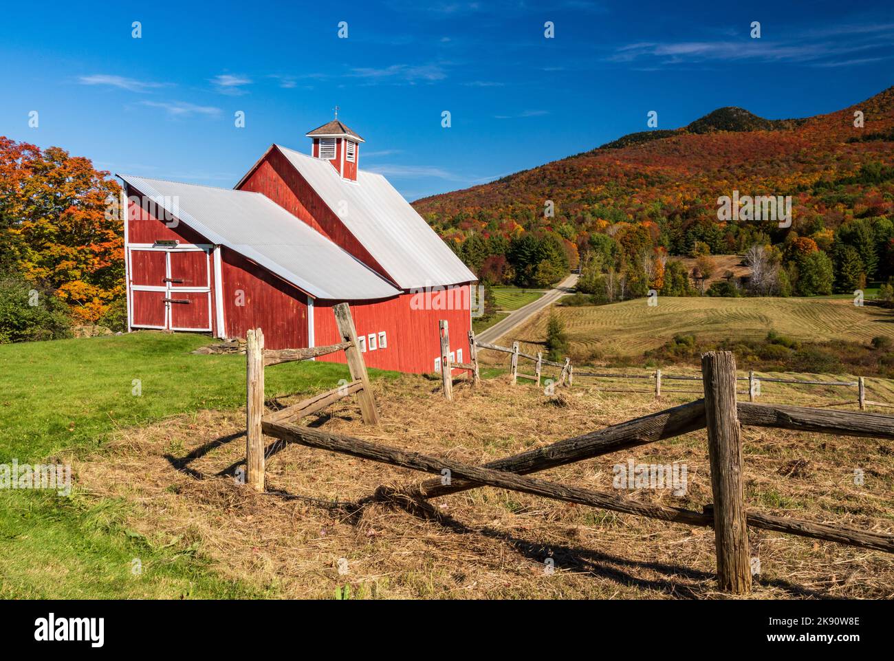 Granero de la granja Grandview al lado de la pista cerca de Stowe en Vermont durante la temporada de colores otoñales Foto de stock