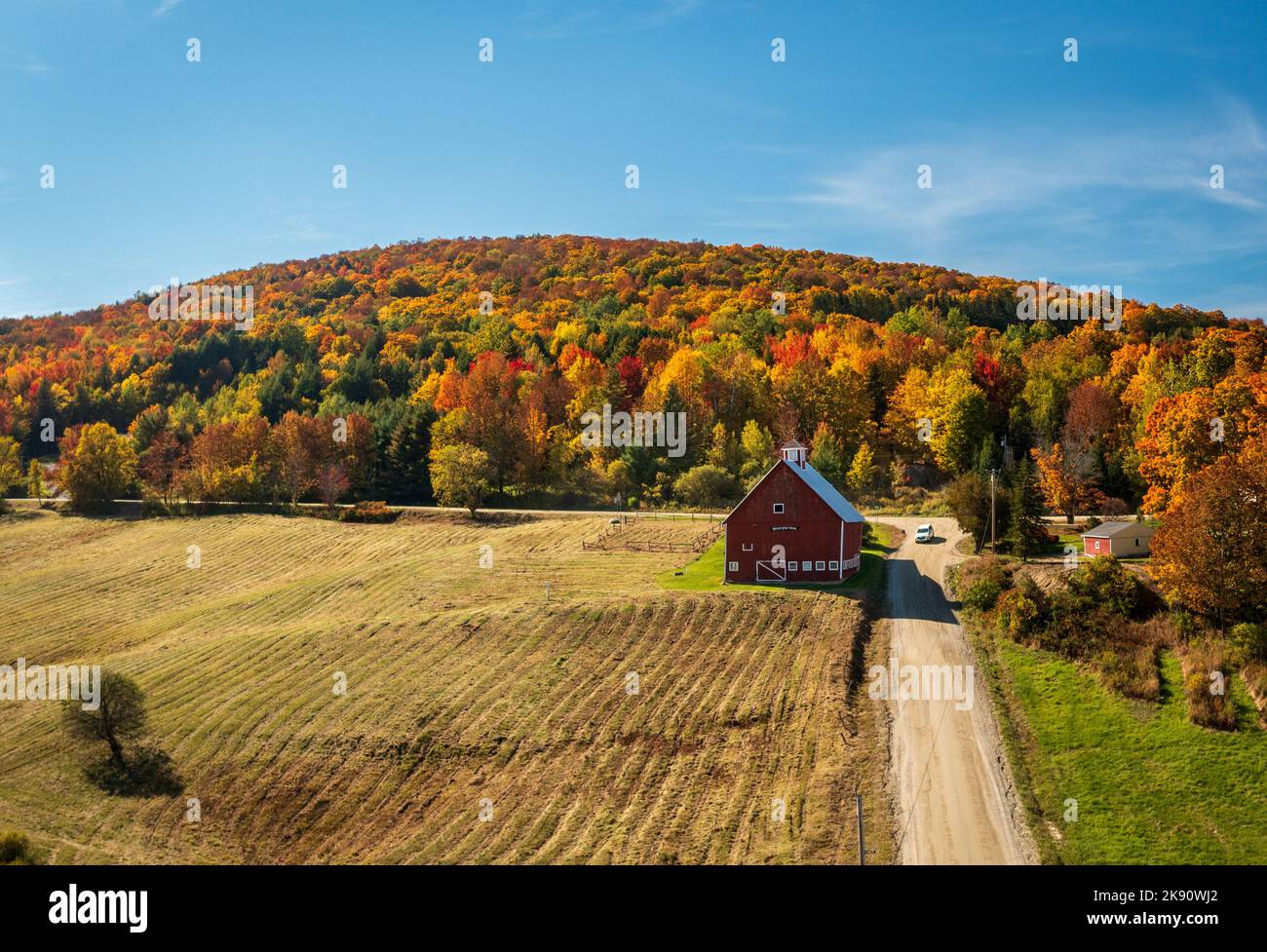 Granero de la granja Grandview al lado de la pista cerca de Stowe en Vermont durante la temporada de colores otoñales Foto de stock