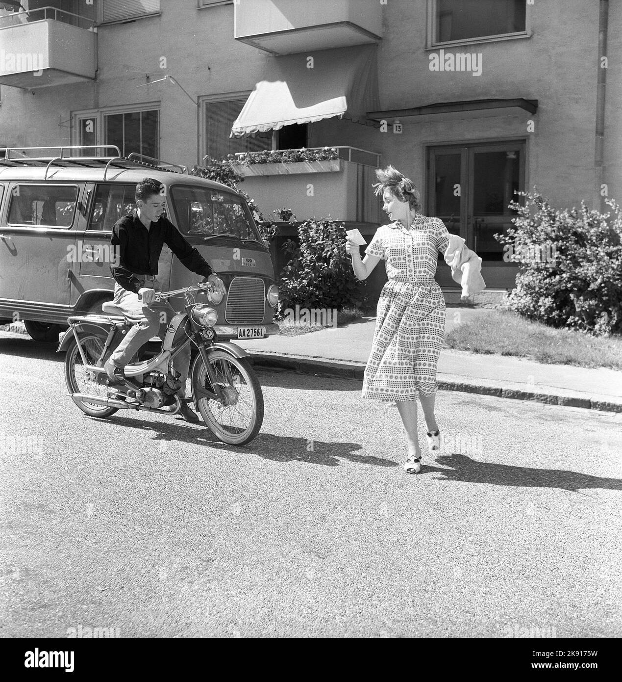 Adolescentes de los 1950s. Un adolescente está conduciendo su moto y una mujer parece como si fuera delante de él en la calle sin mirar. Suecia 1958 ref CV79 Foto de stock