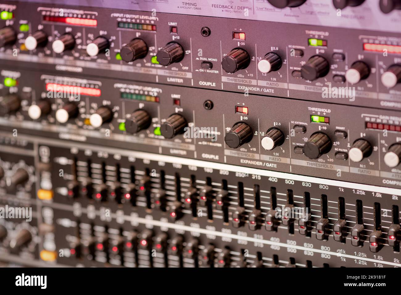 Enfoque suave de muchos interruptores y palancas diferentes de amplificador de música profesional en estudio de grabación Foto de stock