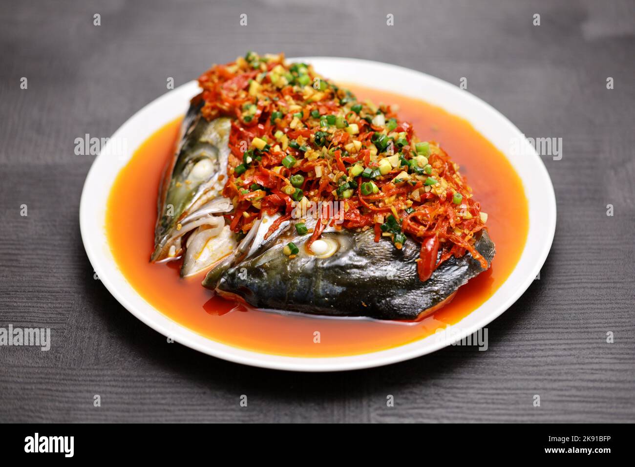 Cabeza de pescado al vapor con pimientos rojos picados, cocina china Hunan Foto de stock