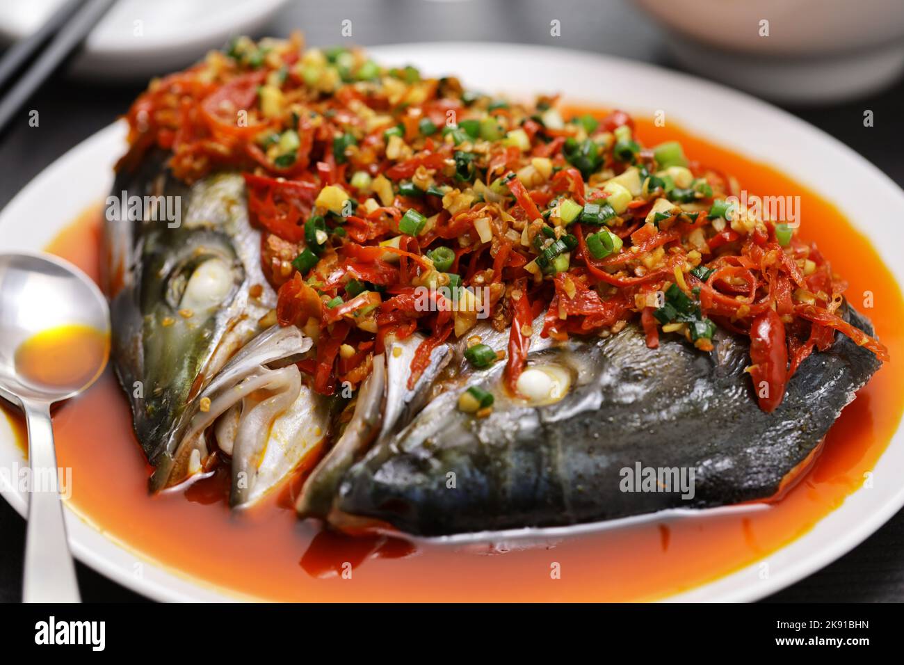 Cabeza de pescado al vapor con pimientos rojos picados, cocina china Hunan Foto de stock