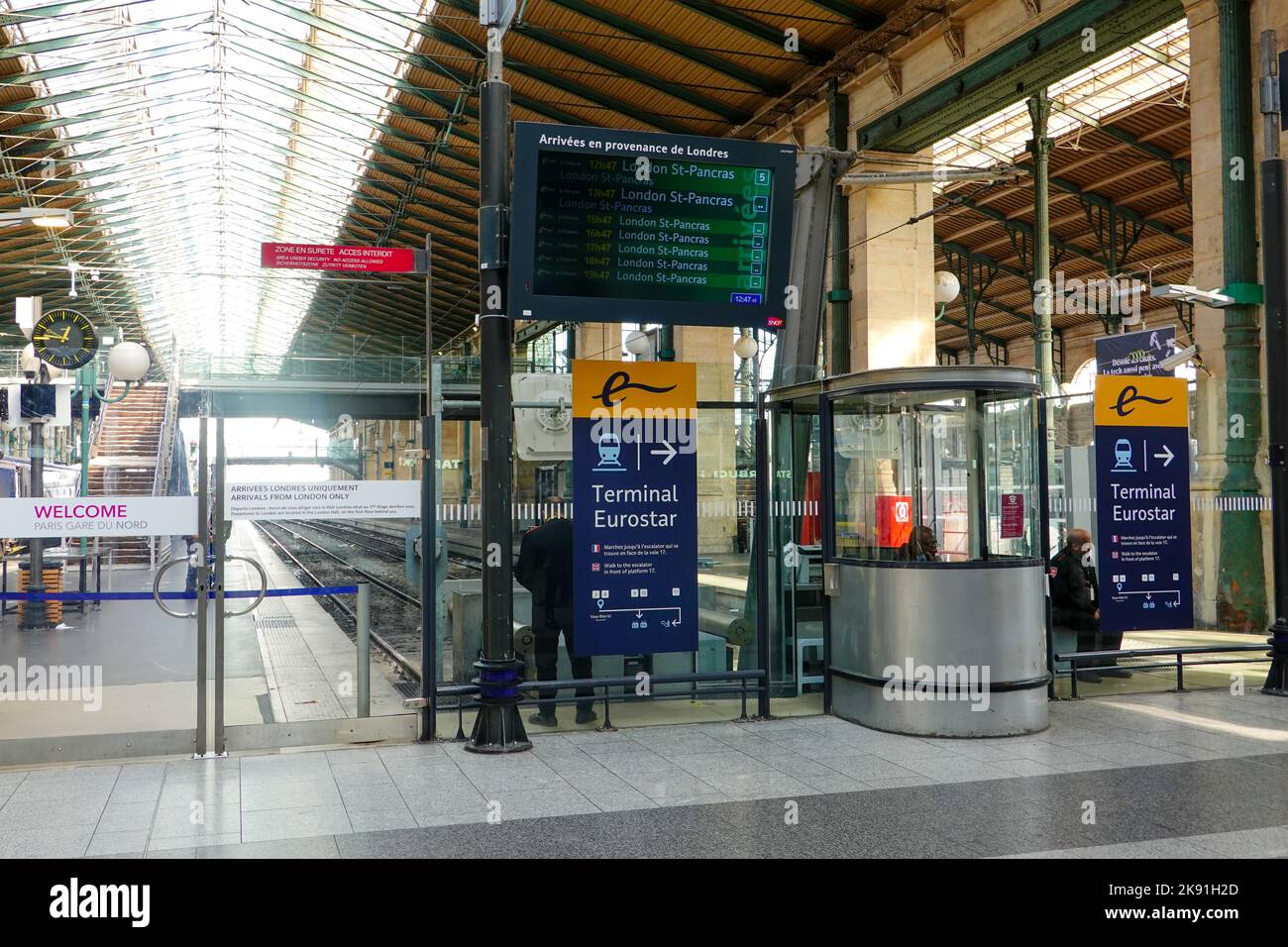 El personal del tren espera la próxima llegada del Eurostar a París Gare du Nord desde Londres St Pancras. Foto de stock
