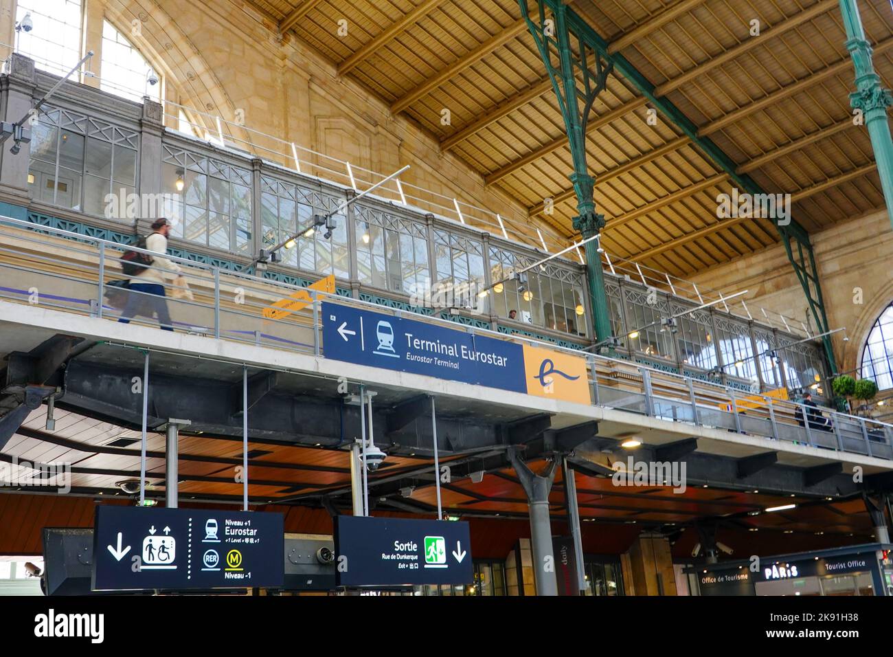 Las personas que llegan a las puertas de salida del Eurostar para viajar a Londres desde la Gare du Nord de París. Foto de stock