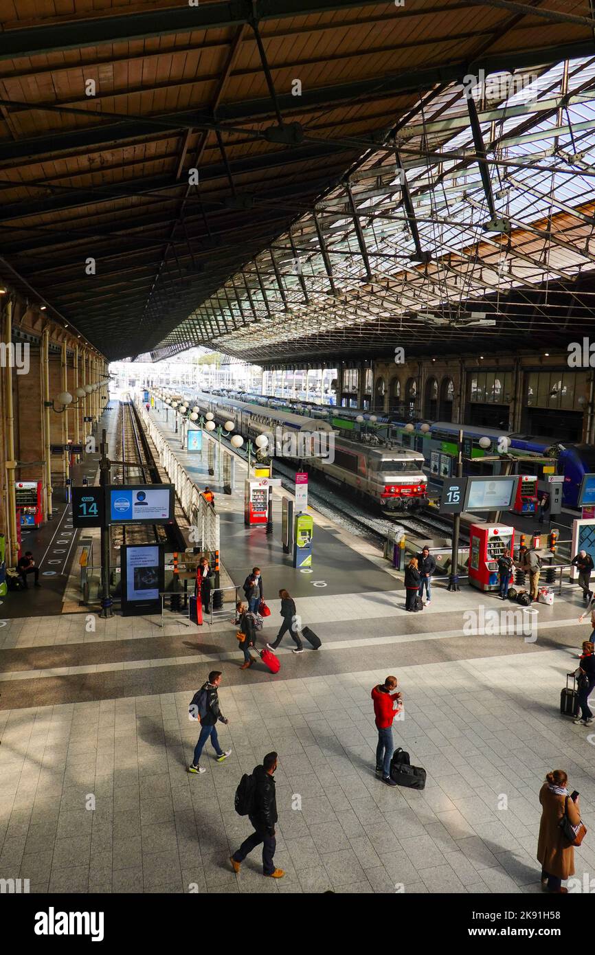 Trenes en plataformas a medida que los viajeros caminan por la estación Gare du Nord, la estación de trenes más transitada de Europa, París, Francia. Foto de stock