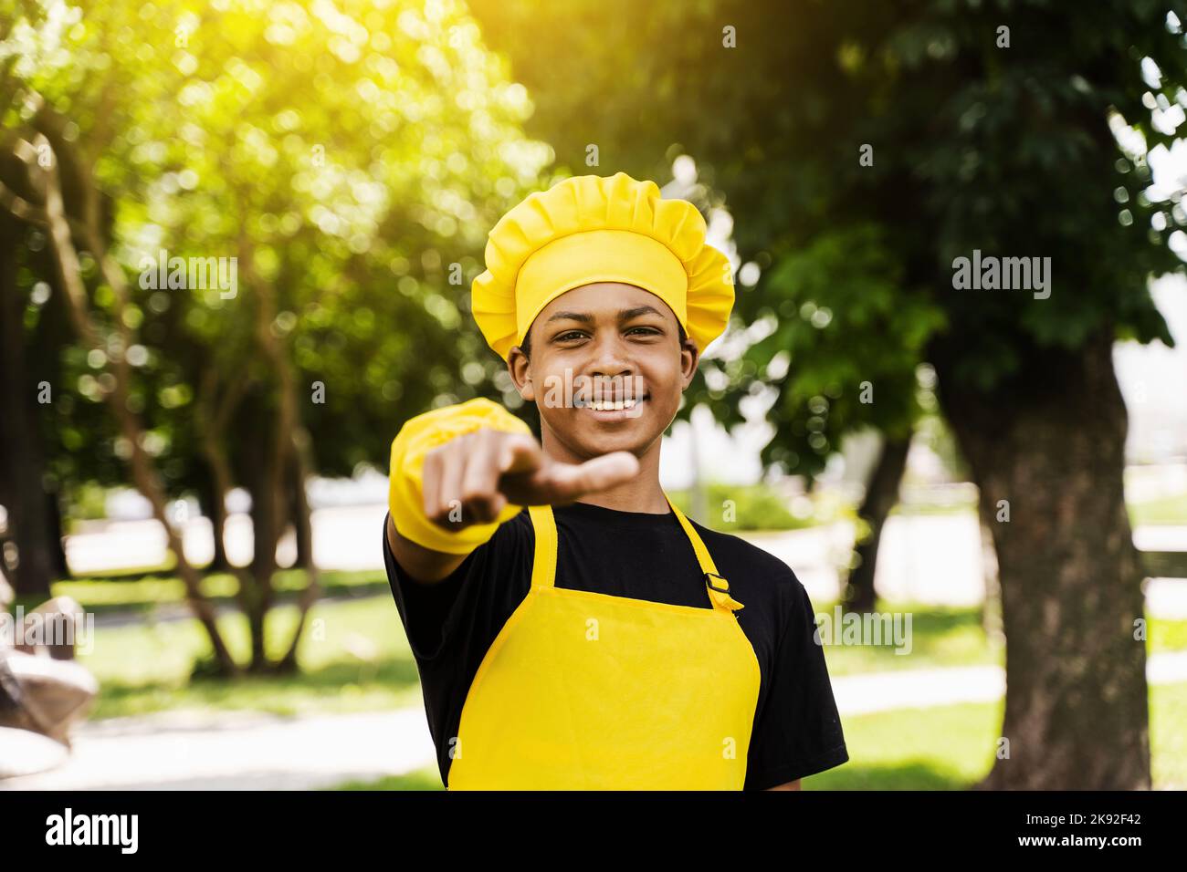 El Cocinero Adolescente Africano Guapo Señala A Usted Niño Negro