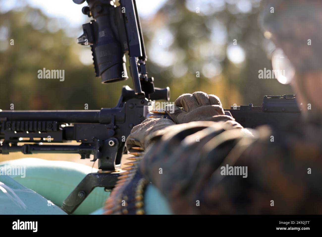 Un Batallón de Apoyo de la II Fuerza Expedicionaria Marina (II MEF) carga municiones en una ametralladora mediana M240-B durante un entrenamiento con fuego vivo en L-5 Range, Camp Lejeune, Carolina del Norte, 22 de octubre de 2022. II MEF prioriza la capacitación y educación realistas que preparan a sus Marines para responder rápidamente a las crisis y contingencias alrededor del mundo. (EE. UU Marine Corps foto por Lance Cpl. Tyler M. Raab) Foto de stock
