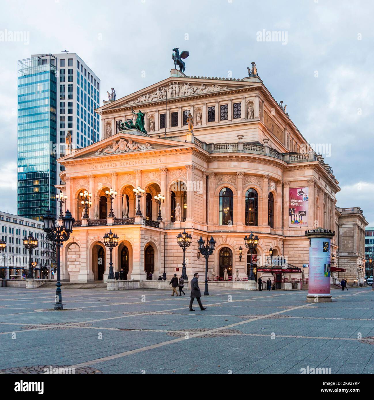 FRANKFURT, ALEMANIA - 22 DE FEBRERO de 2015: La antigua ópera de Frankfurt, Alemania. Alte Oper es una sala de conciertos construida en 1970s en el sitio de y parecido Foto de stock