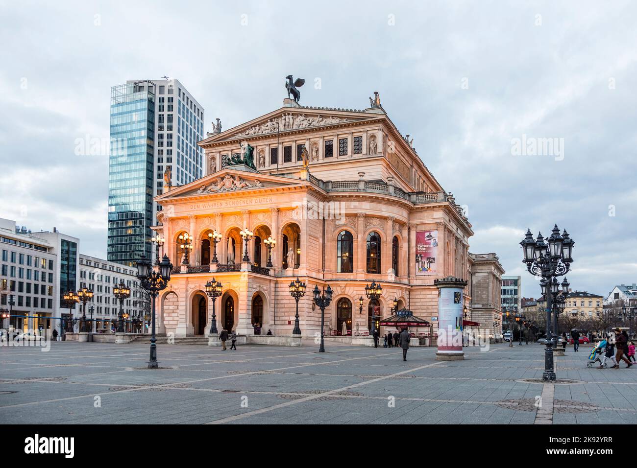 FRANKFURT, ALEMANIA - 22 DE FEBRERO de 2015: La antigua ópera de Frankfurt, Alemania. Alte Oper es una sala de conciertos construida en 1970s en el sitio de y parecido Foto de stock