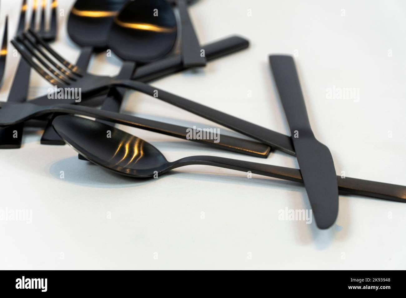 Estante de utensilios de cocina, aislados sobre blanco. Acero inoxidable  con asas negras. méxico Fotografía de stock - Alamy