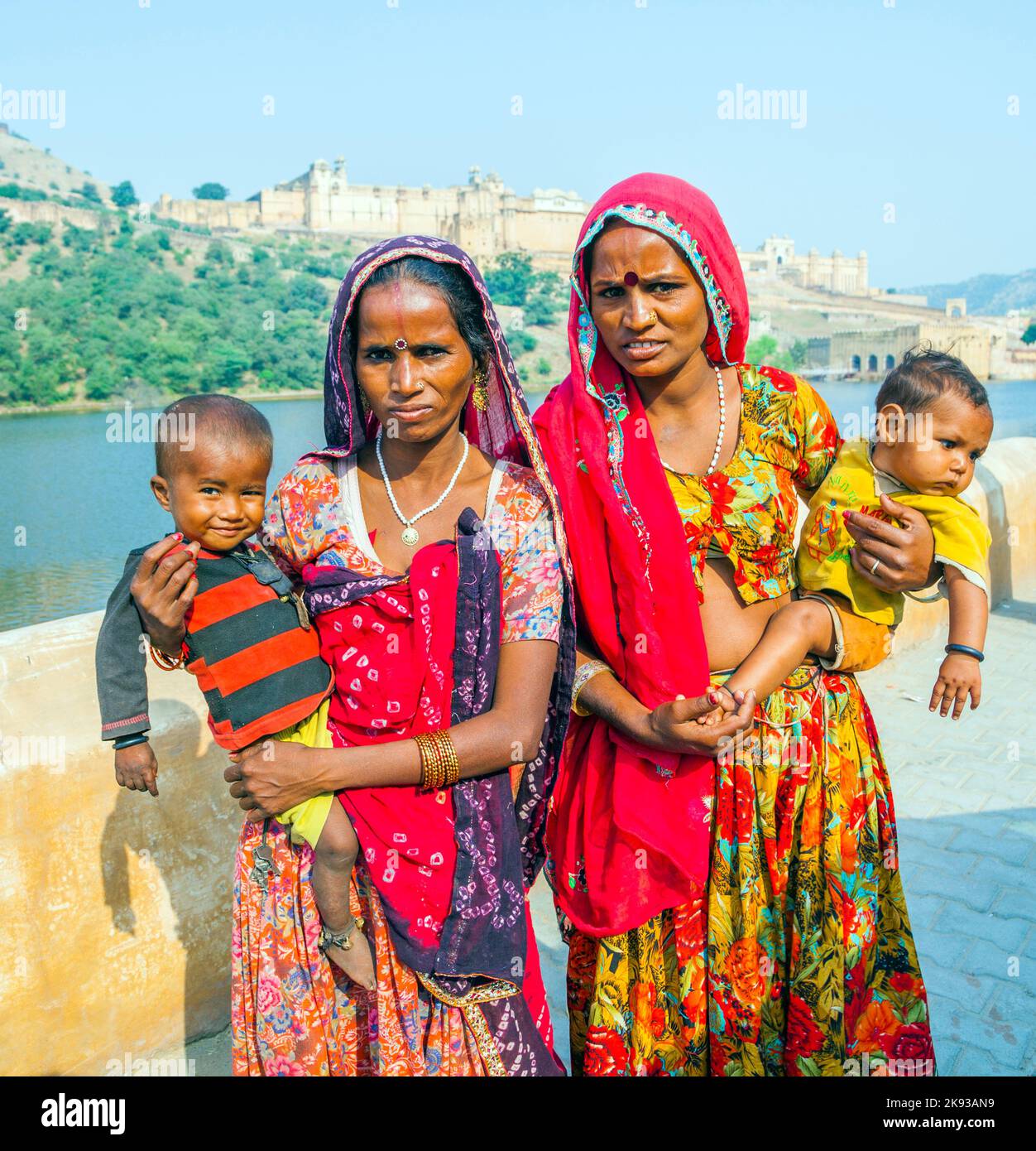 JAIPUR, INDIA - 19 DE OCTUBRE de 2012: Las mujeres piden dinero con sus hijos de 1 años de edad en brazos en Jaipur, India. La mendicidad con bebés es popular en touristi Foto de stock
