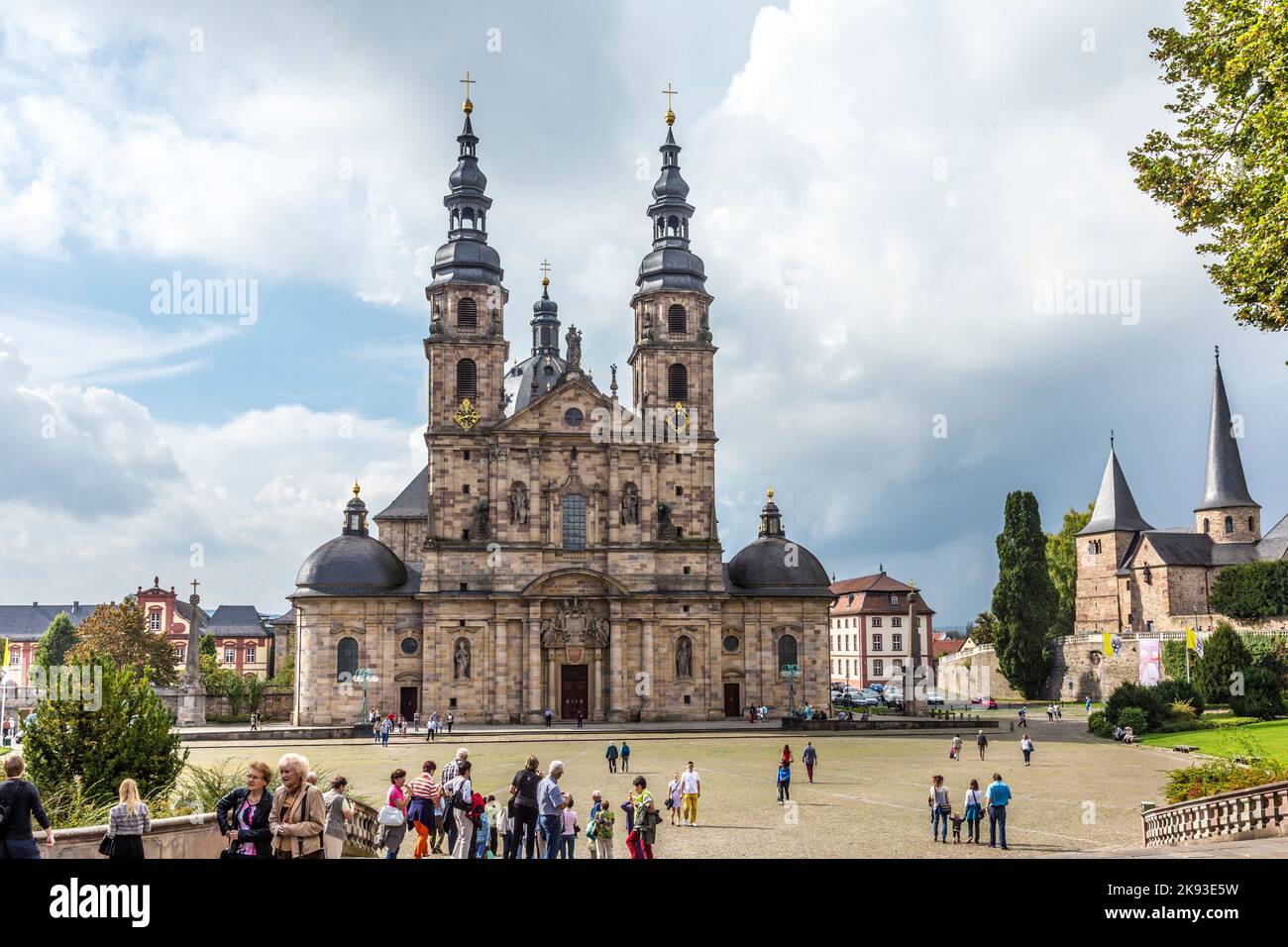 FULDA, ALEMANIA 20 SEP. 2014 La gente visita la Catedral en Fulda