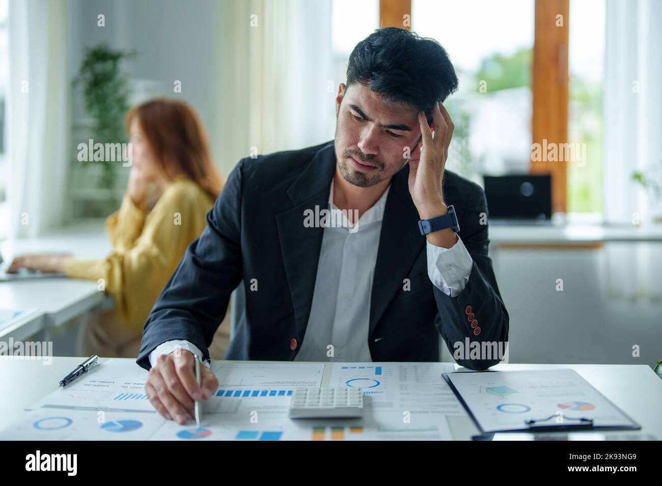 Retrato de un hombre de negocios que muestra ansiedad acerca de hacer grandes inversiones para gestionar los riesgos en caso de un plan de marketing fracaso, teniendo financiera Foto de stock