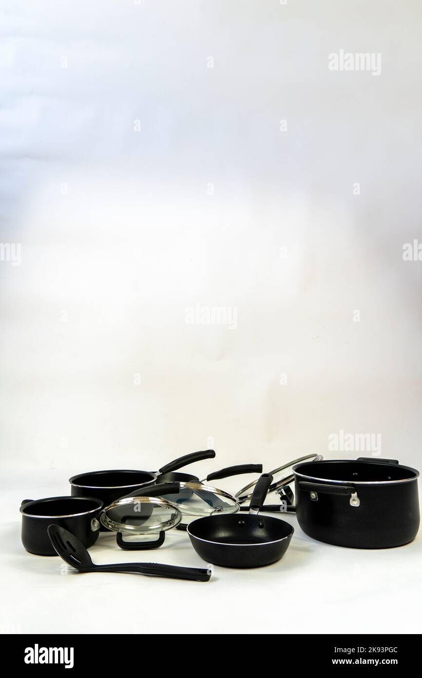juego de utensilios de cocina, juego de vajilla de acero aislado sobre fondo blanco, juego de utensilios de cocina de metal negro Foto de stock