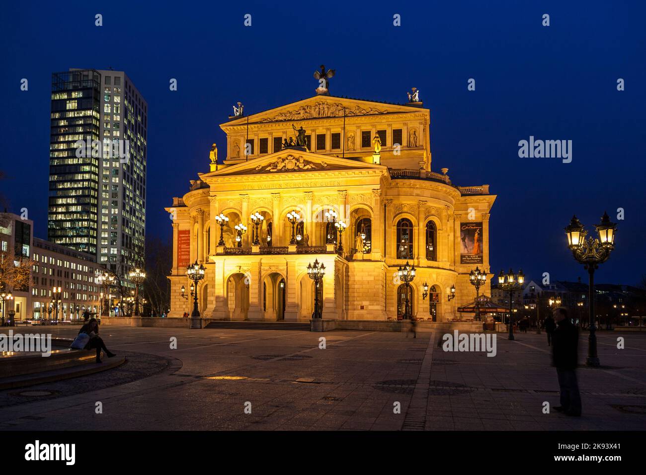 Frankfurt, Alemania - 5 de febrero de 2013: Alte Oper por la noche en Frankfurt. Alte Oper es una sala de conciertos construida en la década de 1970s en el lugar de y parecido Foto de stock